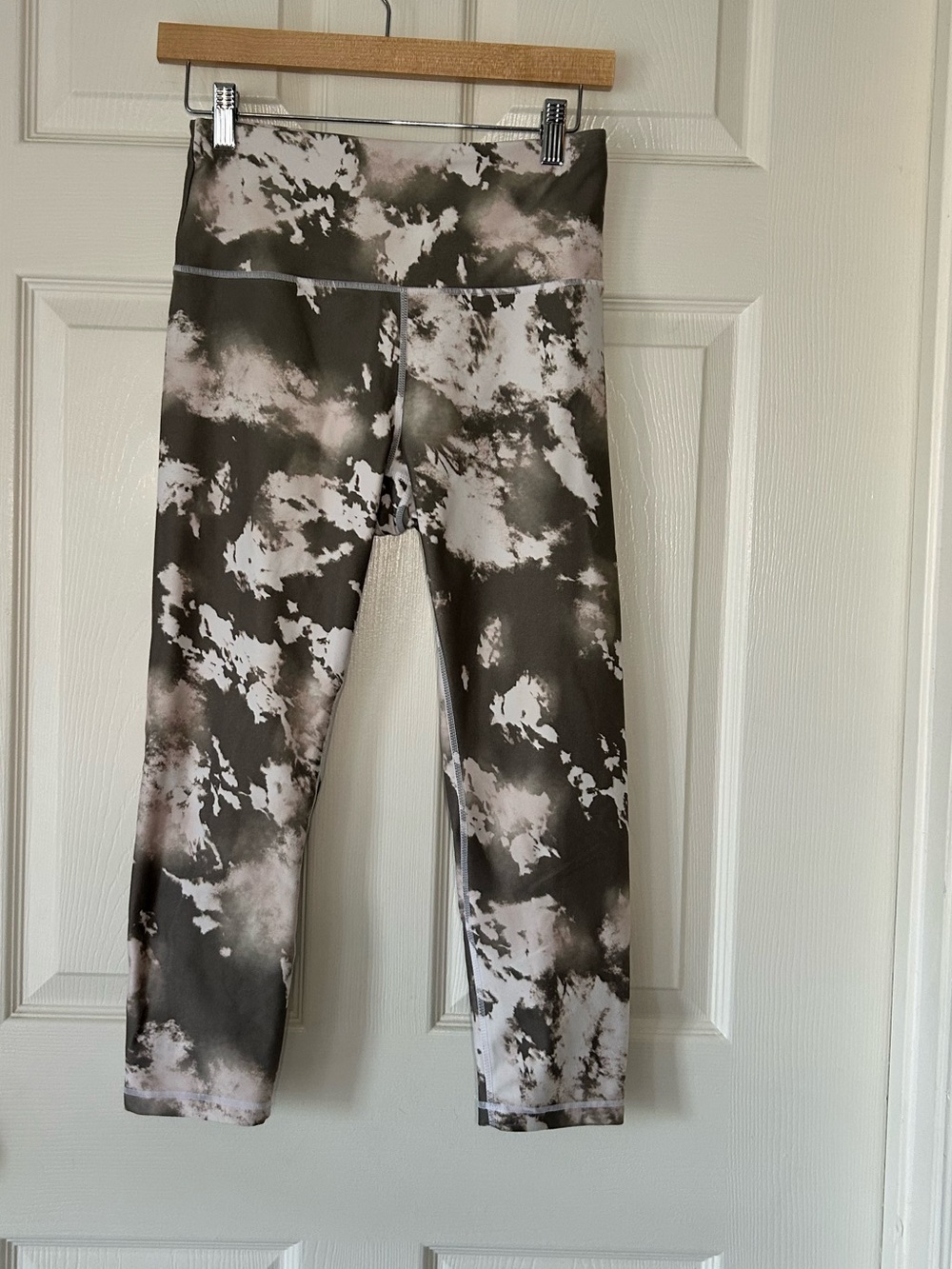 Balance Collection Gray White Tie Dye High Rise Capri Leggings - Size Medium